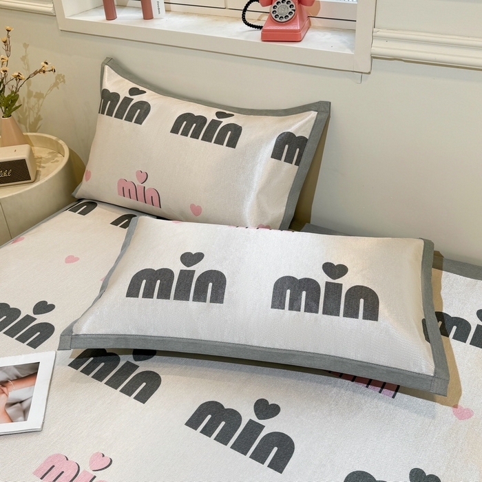 91家纺网 家纺一手货源 找家纺 LIFE.丽芙 2025春夏季新品数码印花冰藤凉席平铺冰丝凉席印花小清新绑带款三件套（风格一） 甜心粉