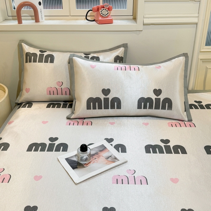 91家纺网 家纺一手货源 找家纺 LIFE.丽芙 2025春夏季新品数码印花冰藤凉席平铺冰丝凉席印花小清新绑带款三件套（风格一） 甜心粉