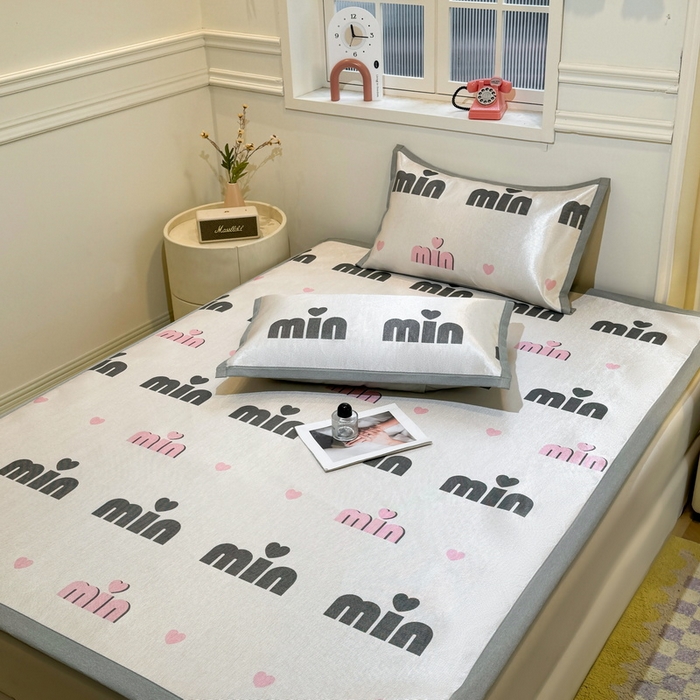 91家纺网 家纺一手货源 找家纺 LIFE.丽芙 2025春夏季新品数码印花冰藤凉席平铺冰丝凉席印花小清新绑带款三件套（风格一） 甜心粉