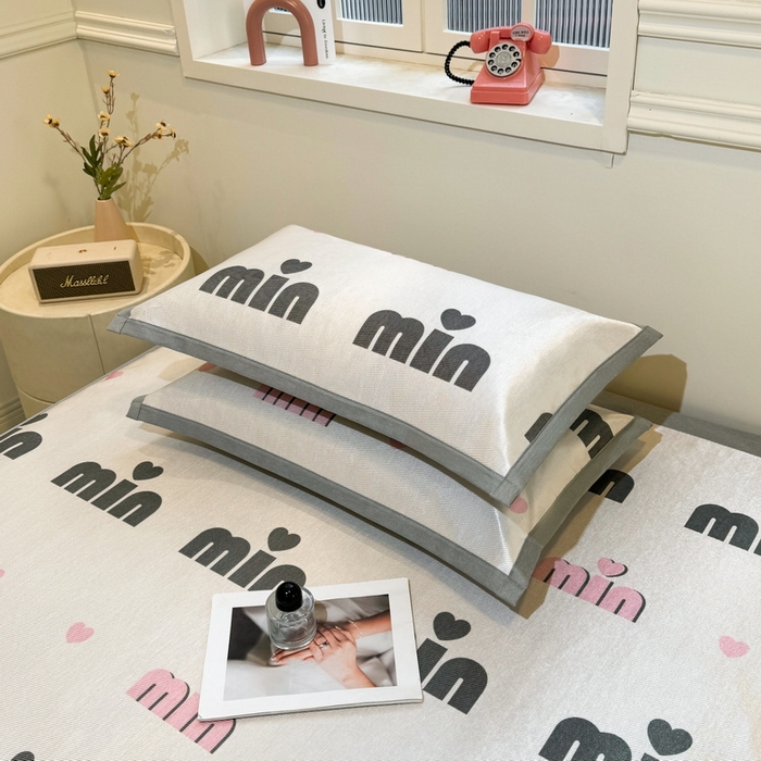 91家纺网 家纺一手货源 找家纺 LIFE.丽芙 2025春夏季新品数码印花冰藤凉席平铺冰丝凉席印花小清新绑带款三件套（风格一） 甜心粉