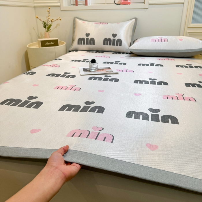 91家纺网 家纺一手货源 找家纺 LIFE.丽芙 2025春夏季新品数码印花冰藤凉席平铺冰丝凉席印花小清新绑带款三件套（风格一） 甜心粉