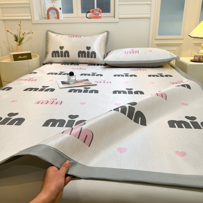 91家纺网 家纺一手货源 找家纺 LIFE.丽芙 2025春夏季新品数码印花冰藤凉席平铺冰丝凉席印花小清新绑带款三件套（风格一） 甜心粉