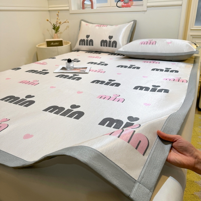 91家纺网 家纺一手货源 找家纺 LIFE.丽芙 2025春夏季新品数码印花冰藤凉席平铺冰丝凉席印花小清新绑带款三件套（风格一） 甜心粉