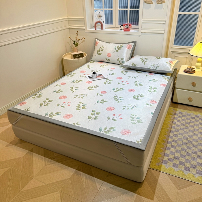 91家纺网 家纺一手货源 找家纺 LIFE.丽芙 2025春夏季新品数码印花冰藤凉席平铺冰丝凉席印花小清新绑带款三件套（风格一） 莫妮卡