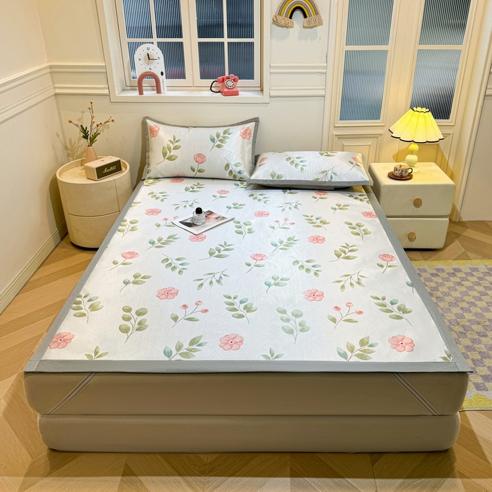 91家纺网 家纺一手货源 找家纺 LIFE.丽芙 2025春夏季新品数码印花冰藤凉席平铺冰丝凉席印花小清新绑带款三件套（风格一） 莫妮卡