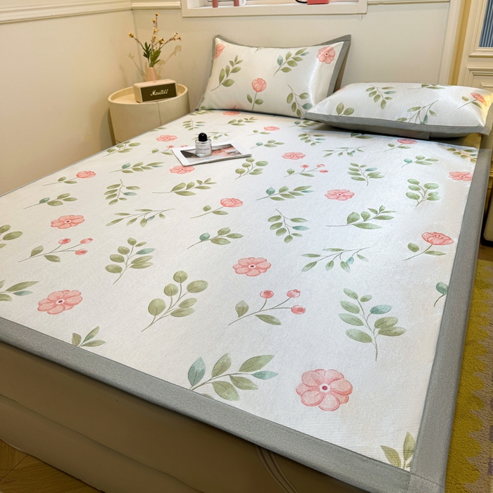 91家纺网 家纺一手货源 找家纺 LIFE.丽芙 2025春夏季新品数码印花冰藤凉席平铺冰丝凉席印花小清新绑带款三件套（风格一） 莫妮卡