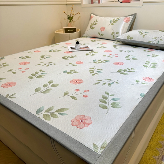 91家纺网 家纺一手货源 找家纺 LIFE.丽芙 2025春夏季新品数码印花冰藤凉席平铺冰丝凉席印花小清新绑带款三件套（风格一） 莫妮卡