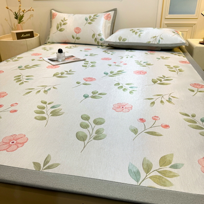 91家纺网 家纺一手货源 找家纺 LIFE.丽芙 2025春夏季新品数码印花冰藤凉席平铺冰丝凉席印花小清新绑带款三件套（风格一） 莫妮卡