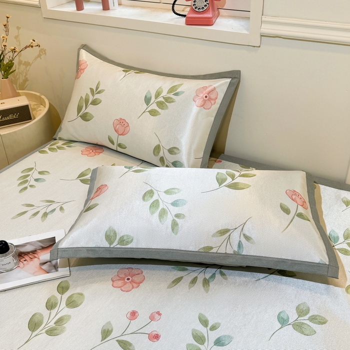 91家纺网 家纺一手货源 找家纺 LIFE.丽芙 2025春夏季新品数码印花冰藤凉席平铺冰丝凉席印花小清新绑带款三件套（风格一） 莫妮卡