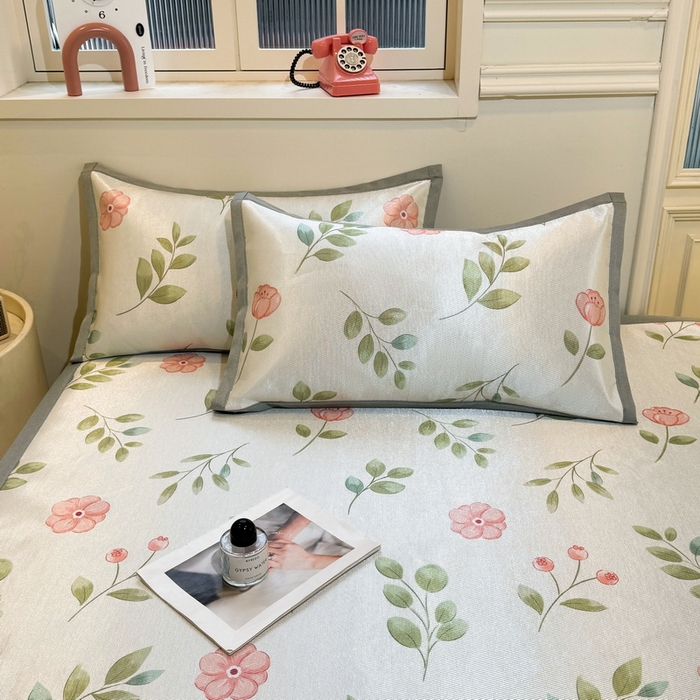 91家纺网 家纺一手货源 找家纺 LIFE.丽芙 2025春夏季新品数码印花冰藤凉席平铺冰丝凉席印花小清新绑带款三件套（风格一） 莫妮卡