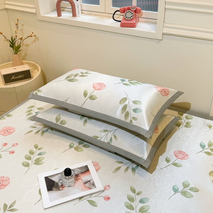 91家纺网 家纺一手货源 找家纺 LIFE.丽芙 2025春夏季新品数码印花冰藤凉席平铺冰丝凉席印花小清新绑带款三件套（风格一） 莫妮卡