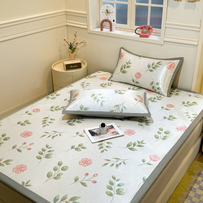 91家纺网 家纺一手货源 找家纺 LIFE.丽芙 2025春夏季新品数码印花冰藤凉席平铺冰丝凉席印花小清新绑带款三件套（风格一） 莫妮卡