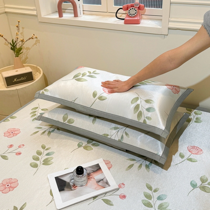 91家纺网 家纺一手货源 找家纺 LIFE.丽芙 2025春夏季新品数码印花冰藤凉席平铺冰丝凉席印花小清新绑带款三件套（风格一） 莫妮卡