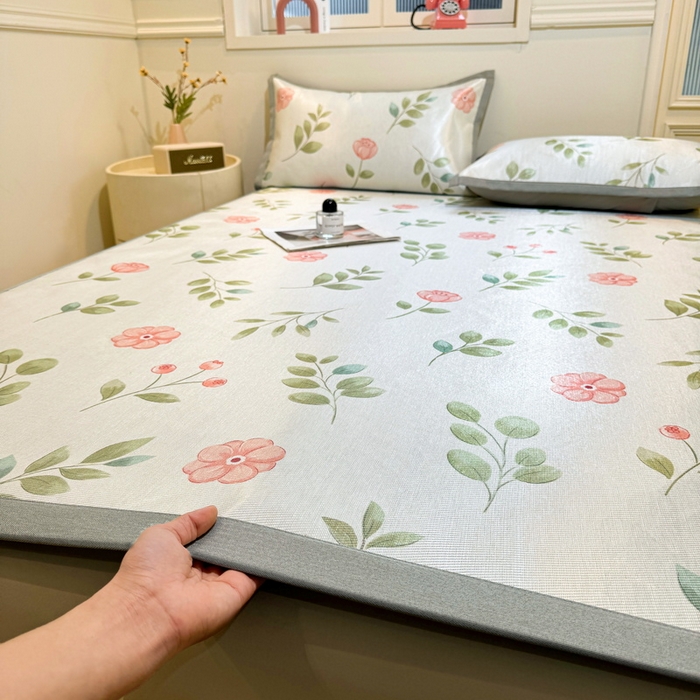 91家纺网 家纺一手货源 找家纺 LIFE.丽芙 2025春夏季新品数码印花冰藤凉席平铺冰丝凉席印花小清新绑带款三件套（风格一） 莫妮卡