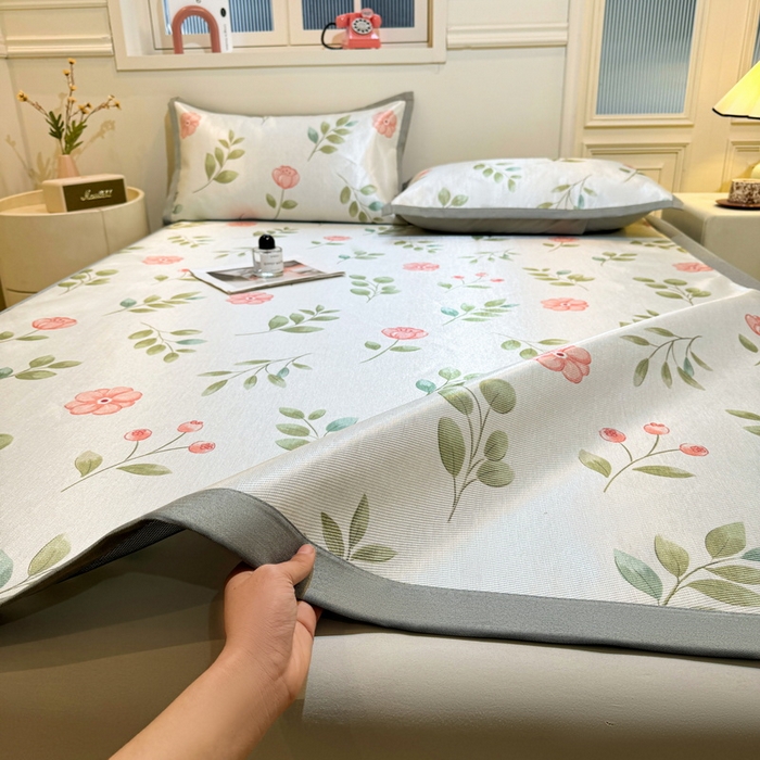 91家纺网 家纺一手货源 找家纺 LIFE.丽芙 2025春夏季新品数码印花冰藤凉席平铺冰丝凉席印花小清新绑带款三件套（风格一） 莫妮卡