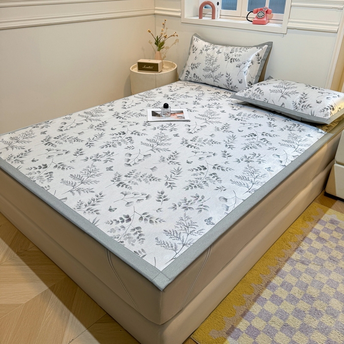 91家纺网 家纺一手货源 找家纺 LIFE.丽芙 2025春夏季新品数码印花冰藤凉席平铺冰丝凉席印花小清新绑带款三件套（风格一） 水墨叶