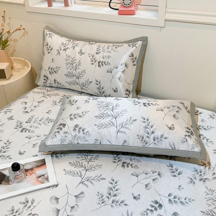 91家纺网 家纺一手货源 找家纺 LIFE.丽芙 2025春夏季新品数码印花冰藤凉席平铺冰丝凉席印花小清新绑带款三件套（风格一） 水墨叶