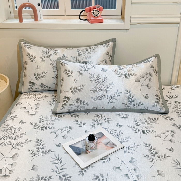 91家纺网 家纺一手货源 找家纺 LIFE.丽芙 2025春夏季新品数码印花冰藤凉席平铺冰丝凉席印花小清新绑带款三件套（风格一） 水墨叶