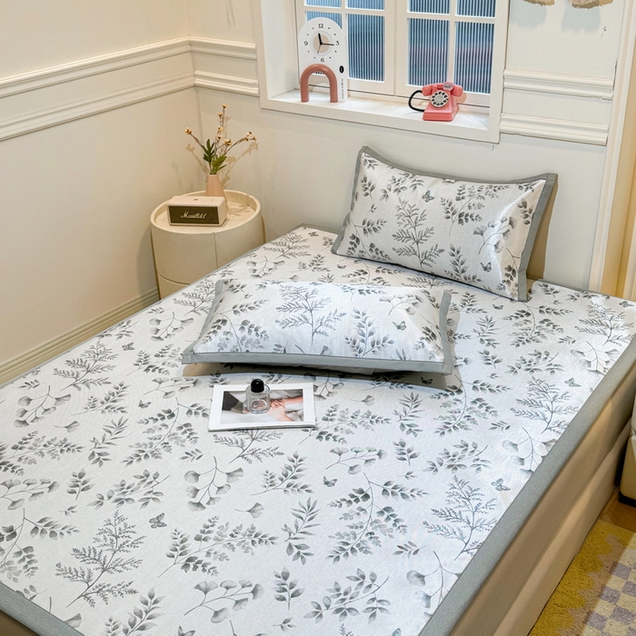 91家纺网 家纺一手货源 找家纺 LIFE.丽芙 2025春夏季新品数码印花冰藤凉席平铺冰丝凉席印花小清新绑带款三件套（风格一） 水墨叶