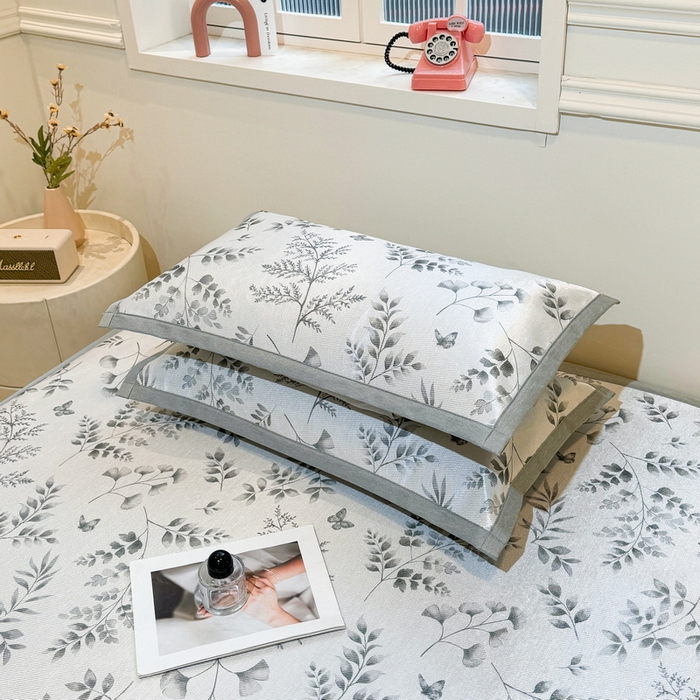 91家纺网 家纺一手货源 找家纺 LIFE.丽芙 2025春夏季新品数码印花冰藤凉席平铺冰丝凉席印花小清新绑带款三件套（风格一） 水墨叶