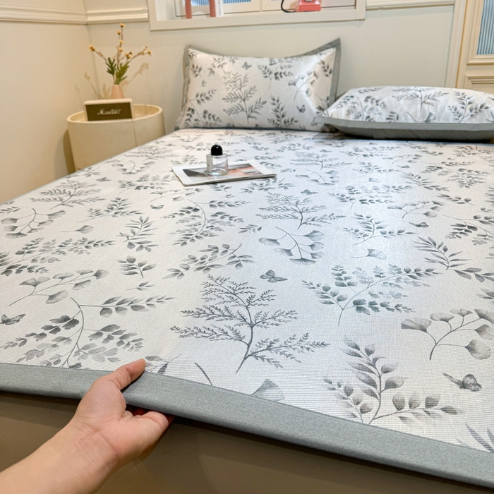 91家纺网 家纺一手货源 找家纺 LIFE.丽芙 2025春夏季新品数码印花冰藤凉席平铺冰丝凉席印花小清新绑带款三件套（风格一） 水墨叶