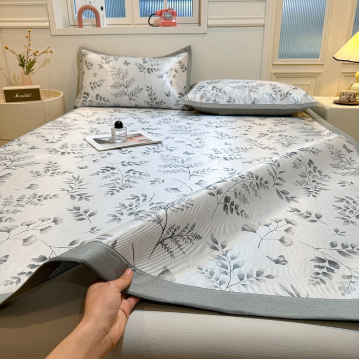 91家纺网 家纺一手货源 找家纺 LIFE.丽芙 2025春夏季新品数码印花冰藤凉席平铺冰丝凉席印花小清新绑带款三件套（风格一） 水墨叶