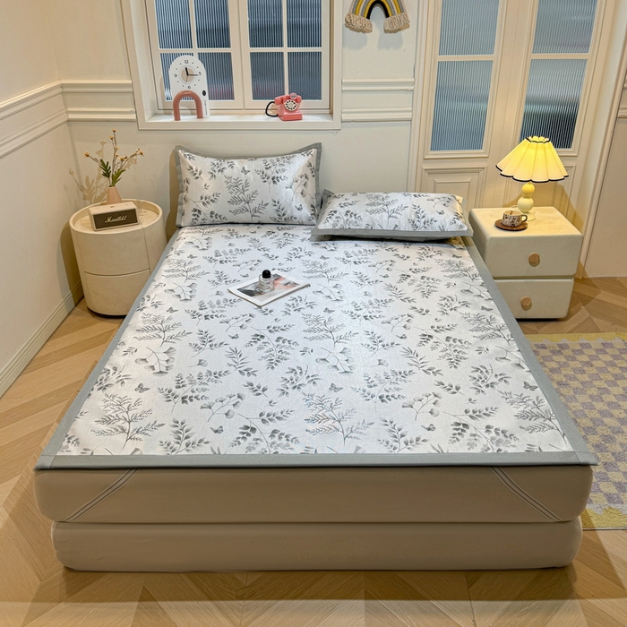 91家纺网 家纺一手货源 找家纺 LIFE.丽芙 2025春夏季新品数码印花冰藤凉席平铺冰丝凉席印花小清新绑带款三件套（风格一） 水墨叶