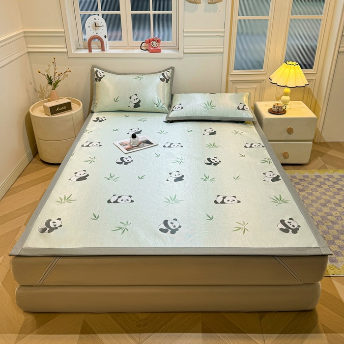 91家纺网 家纺一手货源 找家纺 LIFE.丽芙 2025春夏季新品数码印花冰藤凉席平铺冰丝凉席印花小清新绑带款三件套（风格一） 小熊猫