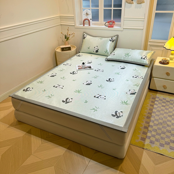 91家纺网 家纺一手货源 找家纺 LIFE.丽芙 2025春夏季新品数码印花冰藤凉席平铺冰丝凉席印花小清新绑带款三件套（风格一） 小熊猫
