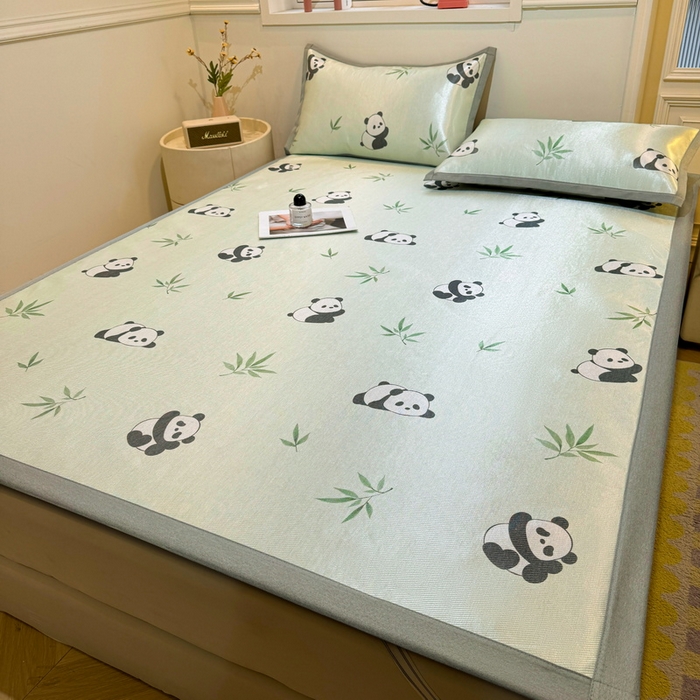 91家纺网 家纺一手货源 找家纺 LIFE.丽芙 2025春夏季新品数码印花冰藤凉席平铺冰丝凉席印花小清新绑带款三件套（风格一） 小熊猫