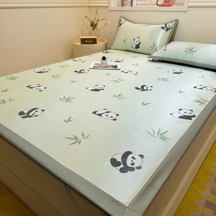 91家纺网 家纺一手货源 找家纺 LIFE.丽芙 2025春夏季新品数码印花冰藤凉席平铺冰丝凉席印花小清新绑带款三件套（风格一） 小熊猫