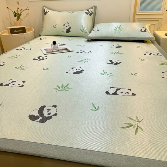 91家纺网 家纺一手货源 找家纺 LIFE.丽芙 2025春夏季新品数码印花冰藤凉席平铺冰丝凉席印花小清新绑带款三件套（风格一） 小熊猫