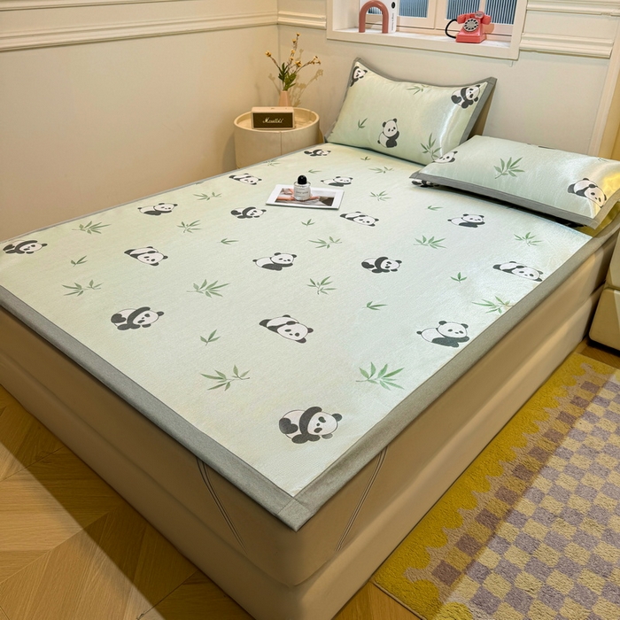 91家纺网 家纺一手货源 找家纺 LIFE.丽芙 2025春夏季新品数码印花冰藤凉席平铺冰丝凉席印花小清新绑带款三件套（风格一） 小熊猫