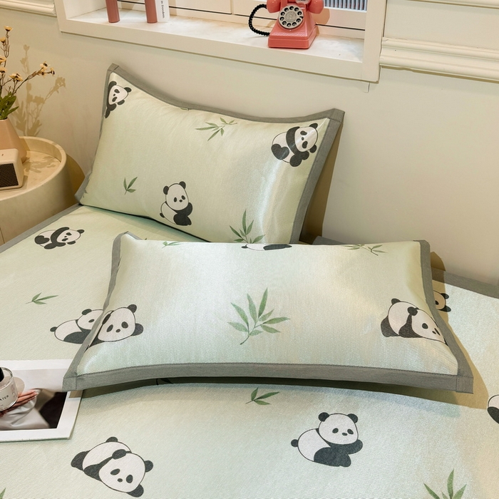 91家纺网 家纺一手货源 找家纺 LIFE.丽芙 2025春夏季新品数码印花冰藤凉席平铺冰丝凉席印花小清新绑带款三件套（风格一） 小熊猫