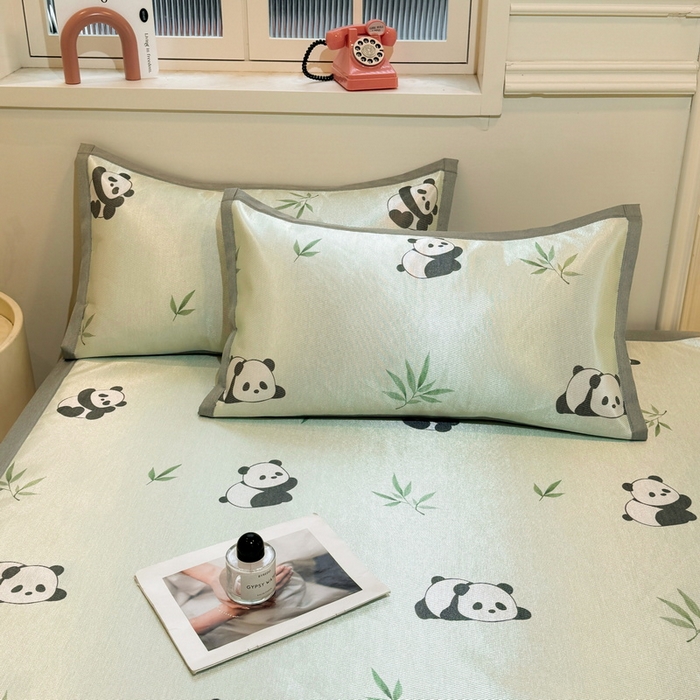 91家纺网 家纺一手货源 找家纺 LIFE.丽芙 2025春夏季新品数码印花冰藤凉席平铺冰丝凉席印花小清新绑带款三件套（风格一） 小熊猫