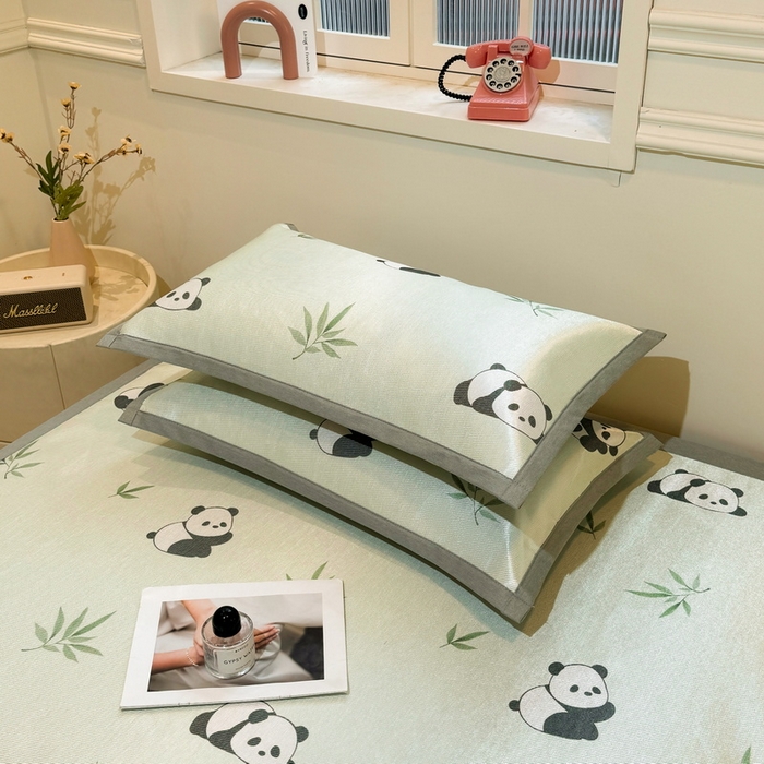 91家纺网 家纺一手货源 找家纺 LIFE.丽芙 2025春夏季新品数码印花冰藤凉席平铺冰丝凉席印花小清新绑带款三件套（风格一） 小熊猫