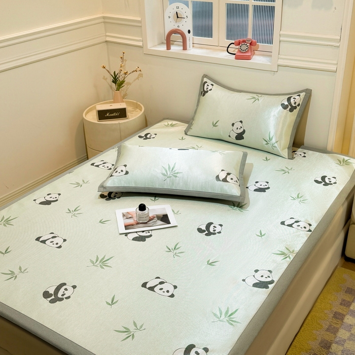 91家纺网 家纺一手货源 找家纺 LIFE.丽芙 2025春夏季新品数码印花冰藤凉席平铺冰丝凉席印花小清新绑带款三件套（风格一） 小熊猫