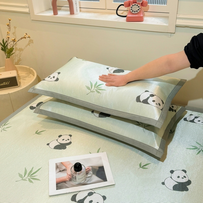 91家纺网 家纺一手货源 找家纺 LIFE.丽芙 2025春夏季新品数码印花冰藤凉席平铺冰丝凉席印花小清新绑带款三件套（风格一） 小熊猫