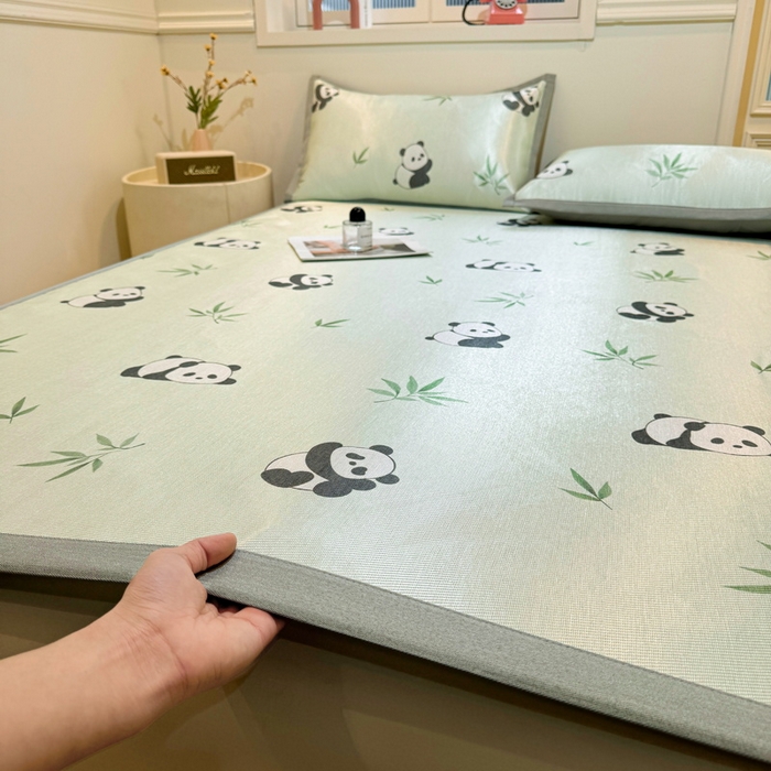 91家纺网 家纺一手货源 找家纺 LIFE.丽芙 2025春夏季新品数码印花冰藤凉席平铺冰丝凉席印花小清新绑带款三件套（风格一） 小熊猫