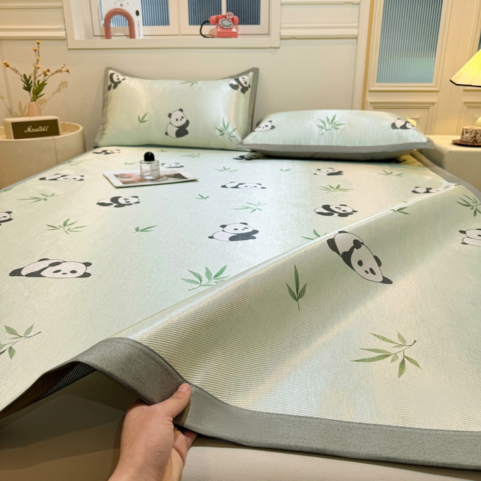 91家纺网 家纺一手货源 找家纺 LIFE.丽芙 2025春夏季新品数码印花冰藤凉席平铺冰丝凉席印花小清新绑带款三件套（风格一） 小熊猫