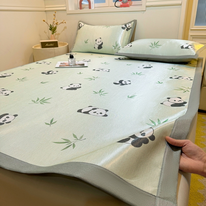 91家纺网 家纺一手货源 找家纺 LIFE.丽芙 2025春夏季新品数码印花冰藤凉席平铺冰丝凉席印花小清新绑带款三件套（风格一） 小熊猫