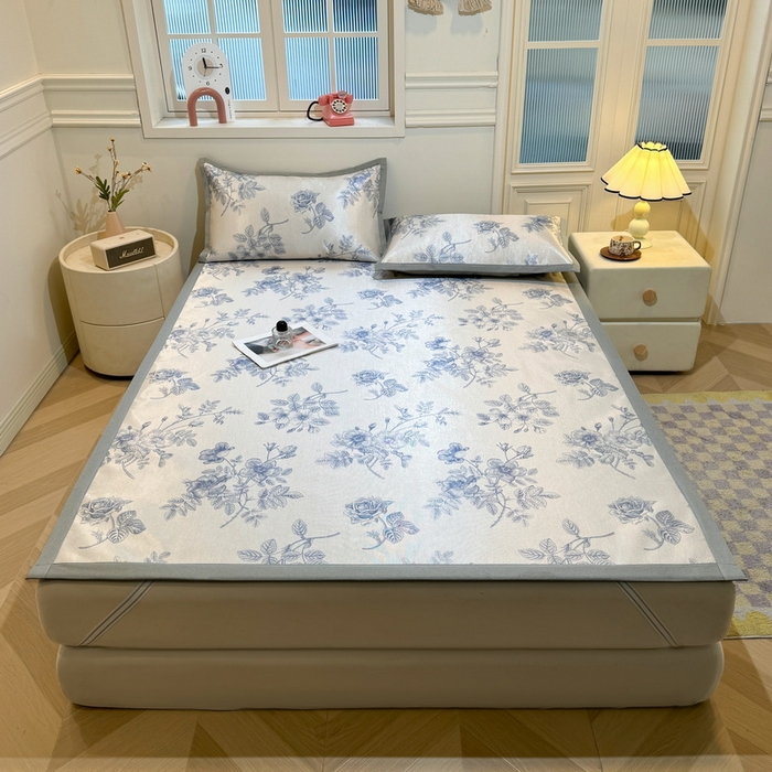 91家纺网 家纺一手货源 找家纺 LIFE.丽芙 2025春夏季新品数码印花冰藤凉席平铺冰丝凉席印花小清新绑带款三件套（风格一） 赫本