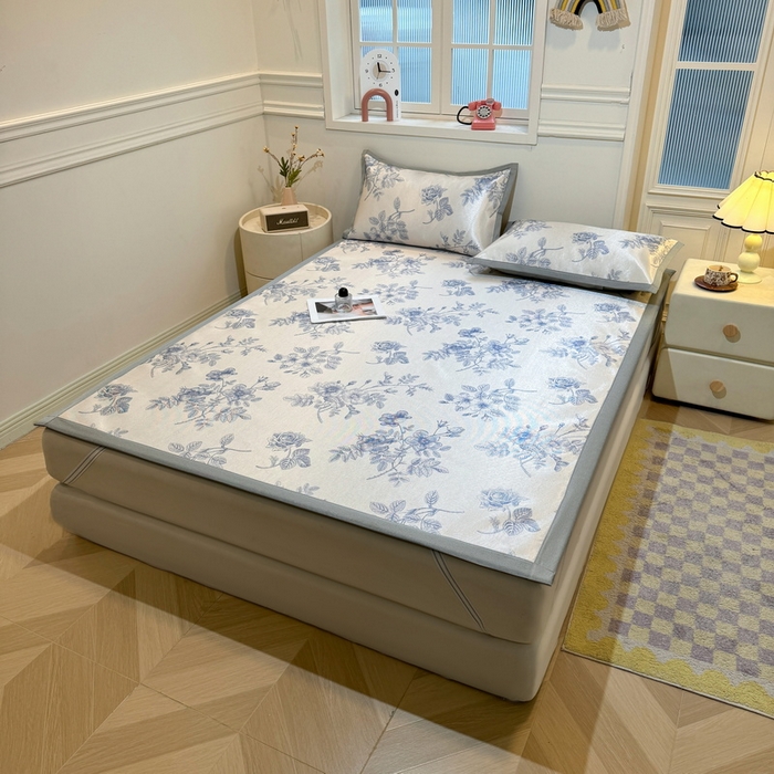 91家纺网 家纺一手货源 找家纺 LIFE.丽芙 2025春夏季新品数码印花冰藤凉席平铺冰丝凉席印花小清新绑带款三件套（风格一） 赫本