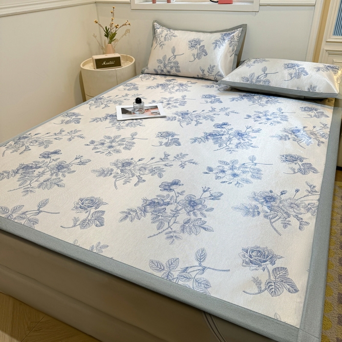 91家纺网 家纺一手货源 找家纺 LIFE.丽芙 2025春夏季新品数码印花冰藤凉席平铺冰丝凉席印花小清新绑带款三件套（风格一） 赫本