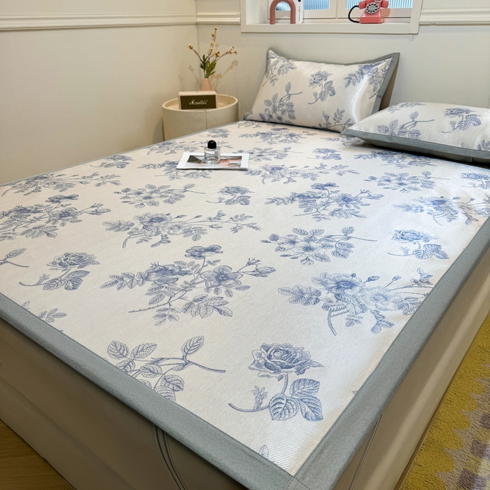 91家纺网 家纺一手货源 找家纺 LIFE.丽芙 2025春夏季新品数码印花冰藤凉席平铺冰丝凉席印花小清新绑带款三件套（风格一） 赫本