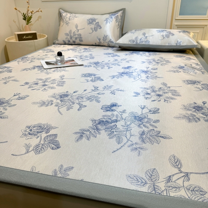 91家纺网 家纺一手货源 找家纺 LIFE.丽芙 2025春夏季新品数码印花冰藤凉席平铺冰丝凉席印花小清新绑带款三件套（风格一） 赫本