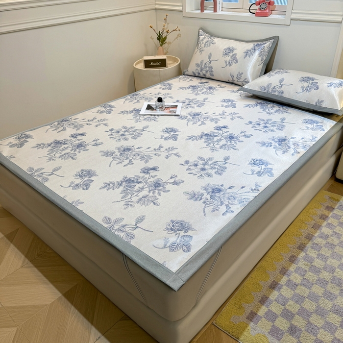 91家纺网 家纺一手货源 找家纺 LIFE.丽芙 2025春夏季新品数码印花冰藤凉席平铺冰丝凉席印花小清新绑带款三件套（风格一） 赫本