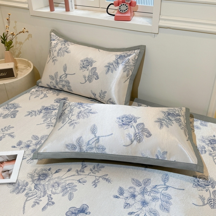 91家纺网 家纺一手货源 找家纺 LIFE.丽芙 2025春夏季新品数码印花冰藤凉席平铺冰丝凉席印花小清新绑带款三件套（风格一） 赫本