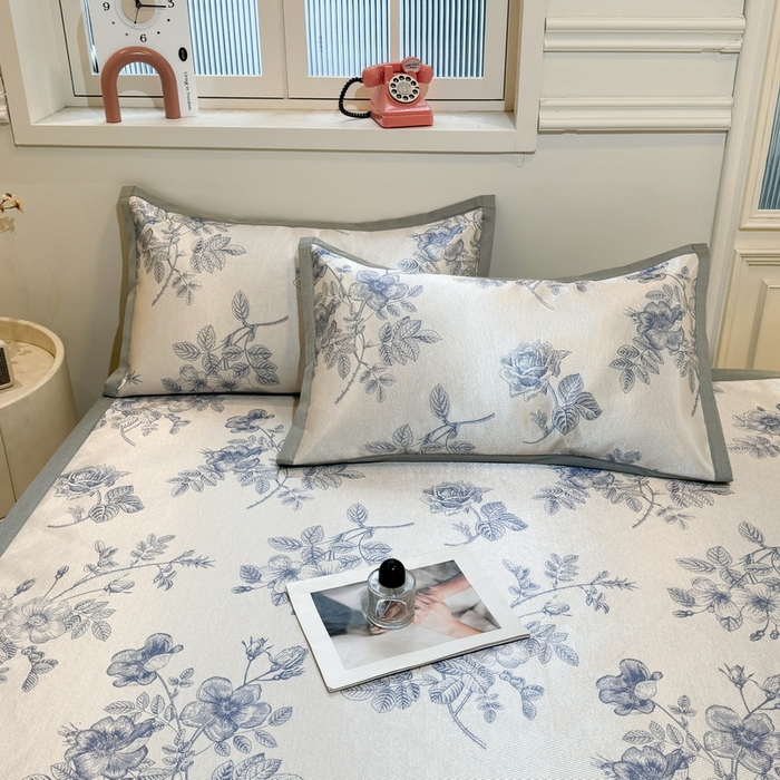 91家纺网 家纺一手货源 找家纺 LIFE.丽芙 2025春夏季新品数码印花冰藤凉席平铺冰丝凉席印花小清新绑带款三件套（风格一） 赫本