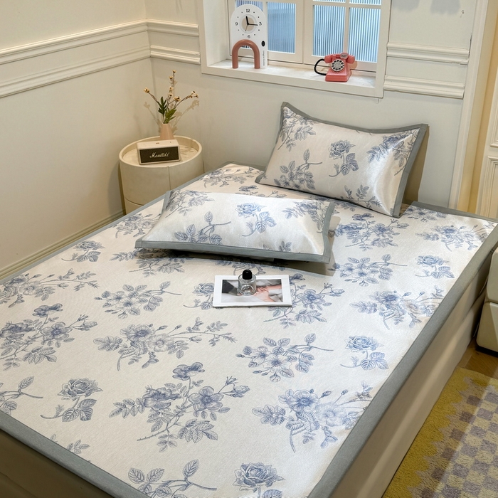 91家纺网 家纺一手货源 找家纺 LIFE.丽芙 2025春夏季新品数码印花冰藤凉席平铺冰丝凉席印花小清新绑带款三件套（风格一） 赫本